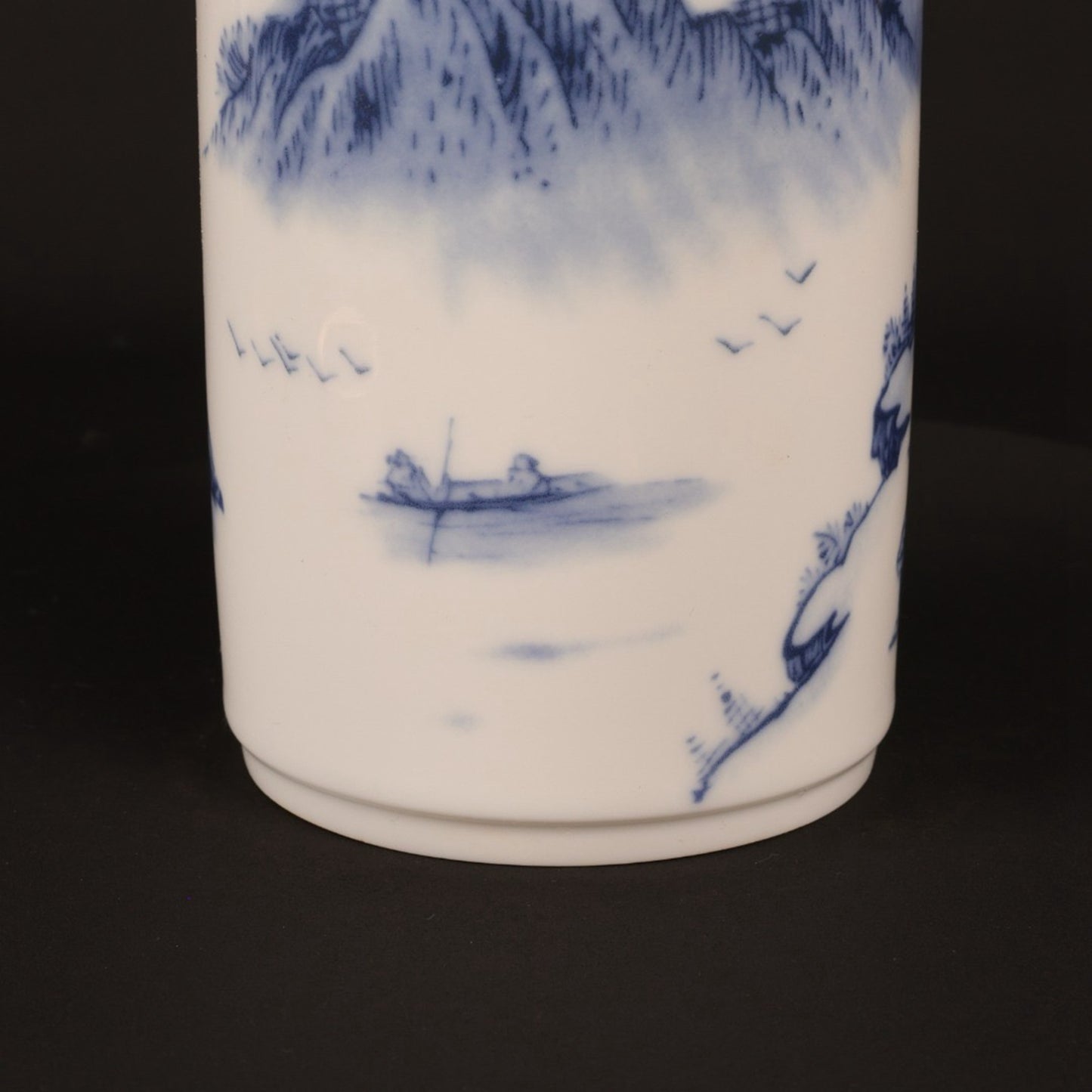 Blue and white Jiangnan water town patterned tea jar