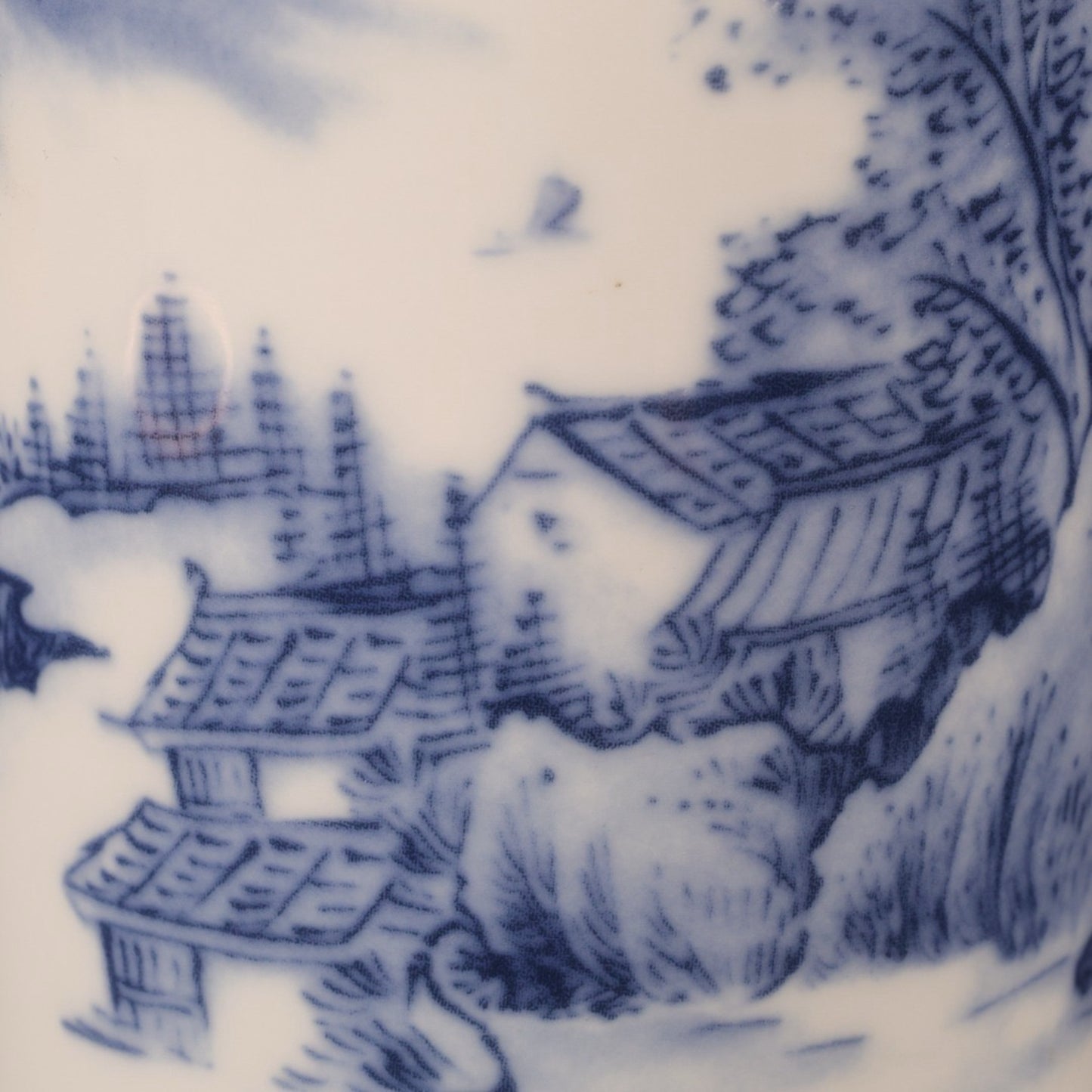 Blue and white Jiangnan water town patterned tea jar