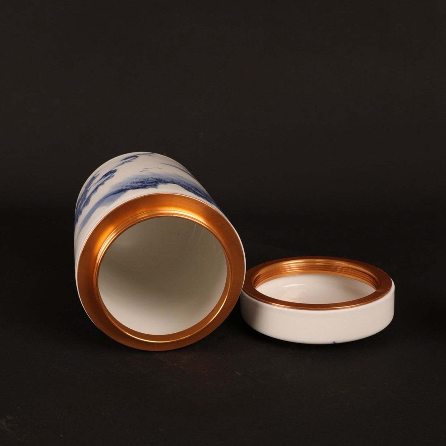 Blue and white Jiangnan water town patterned tea jar