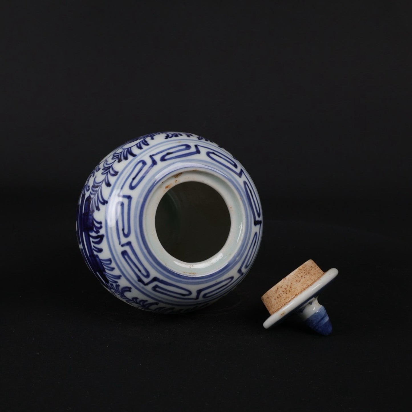 Blue and white double happiness patterned small Donggua jar