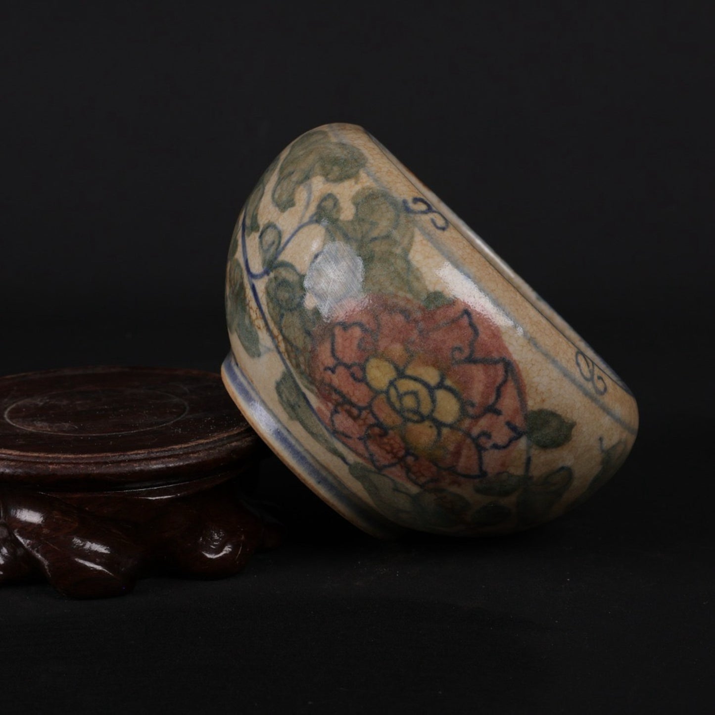 Blue and white underglaze red entangled branch lotus pattern small brush wash