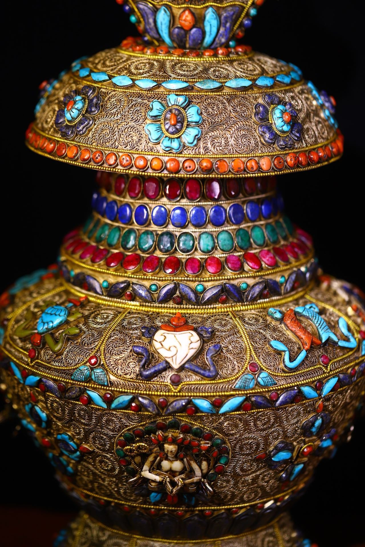 Silver inlaid gemstone relic jar