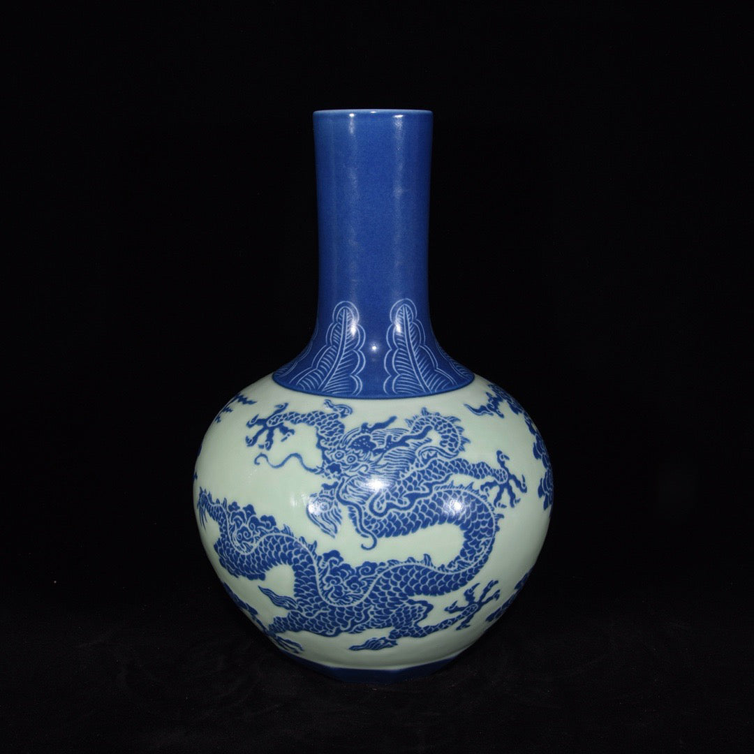 Dragon patterned celestial sphere vase