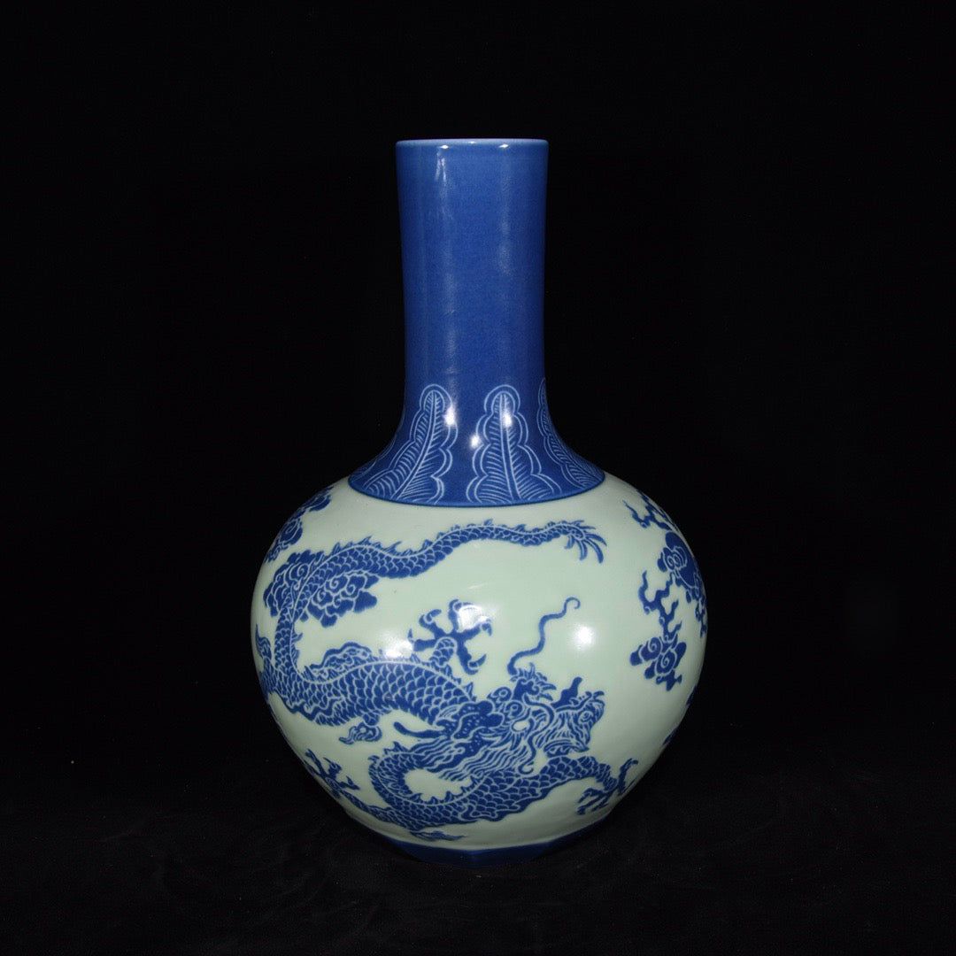 Dragon patterned celestial sphere vase