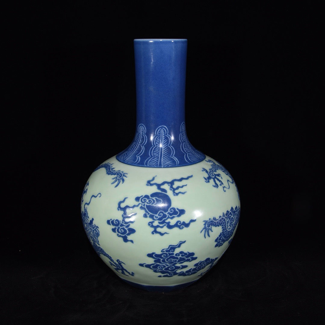 Dragon patterned celestial sphere vase