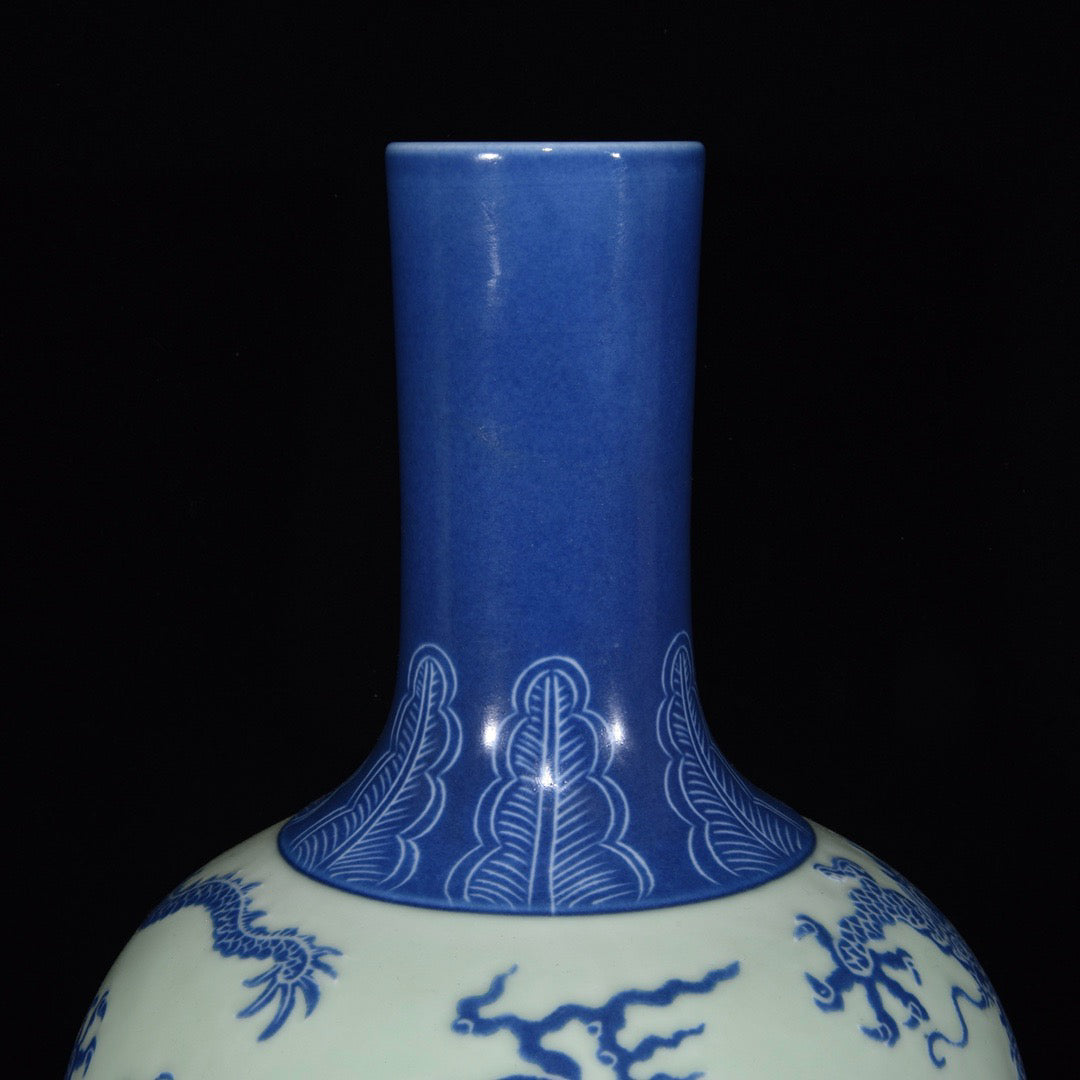 Dragon patterned celestial sphere vase
