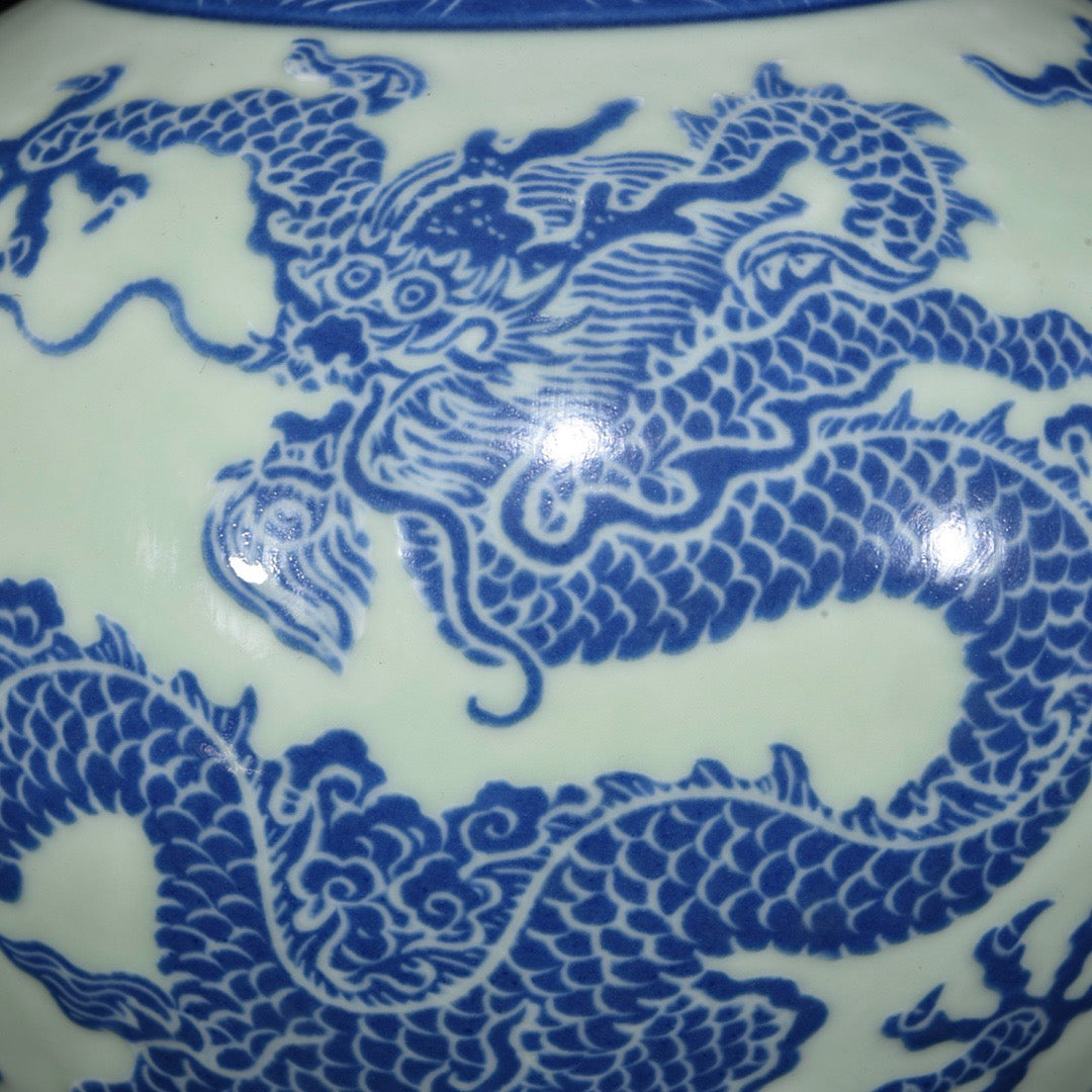 Dragon patterned celestial sphere vase