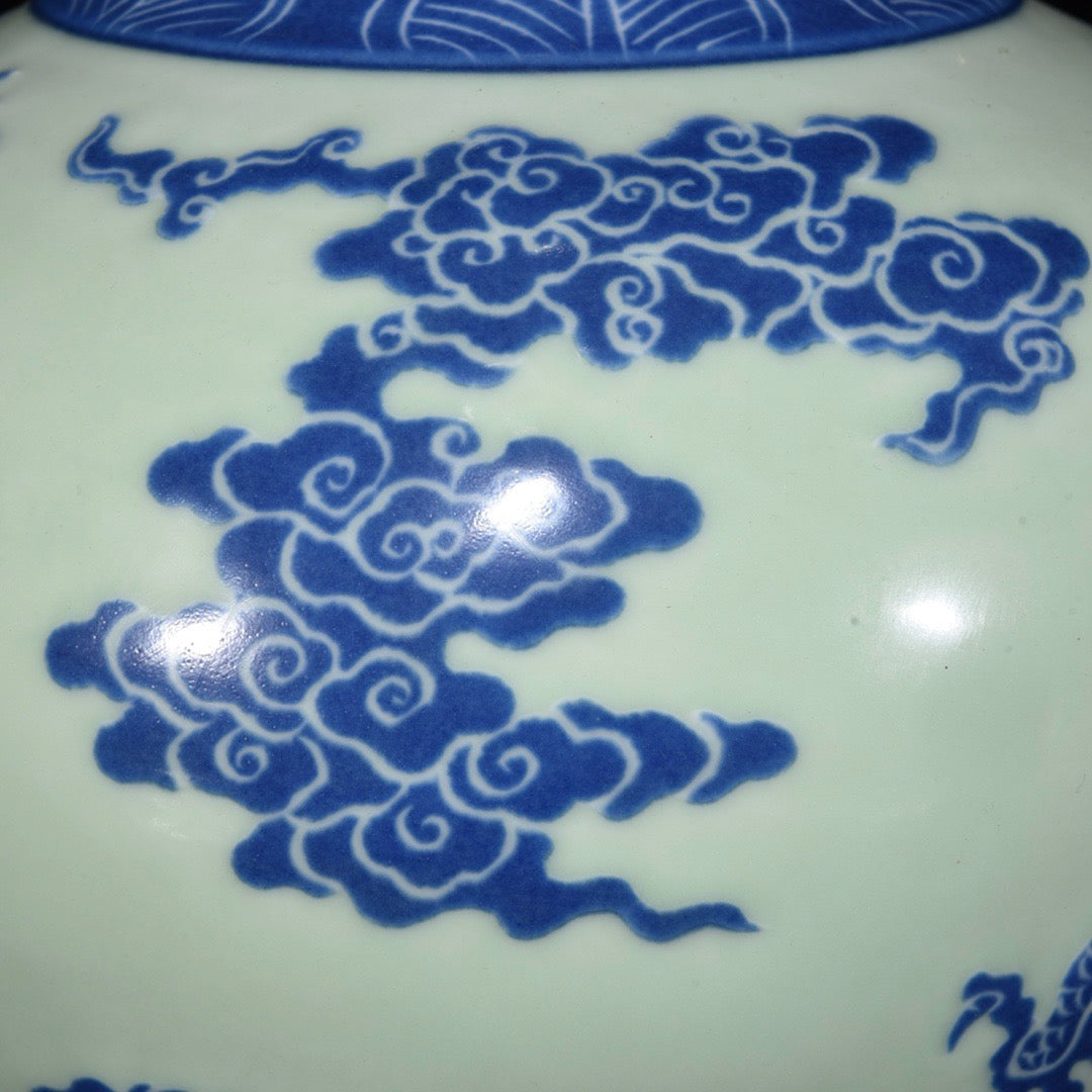Dragon patterned celestial sphere vase