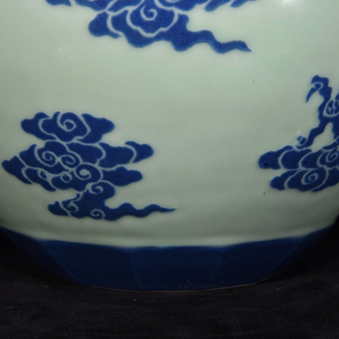 Dragon patterned celestial sphere vase