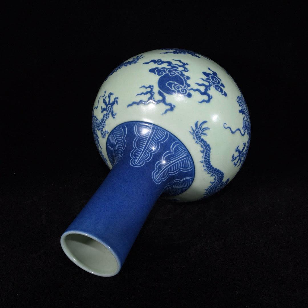Dragon patterned celestial sphere vase