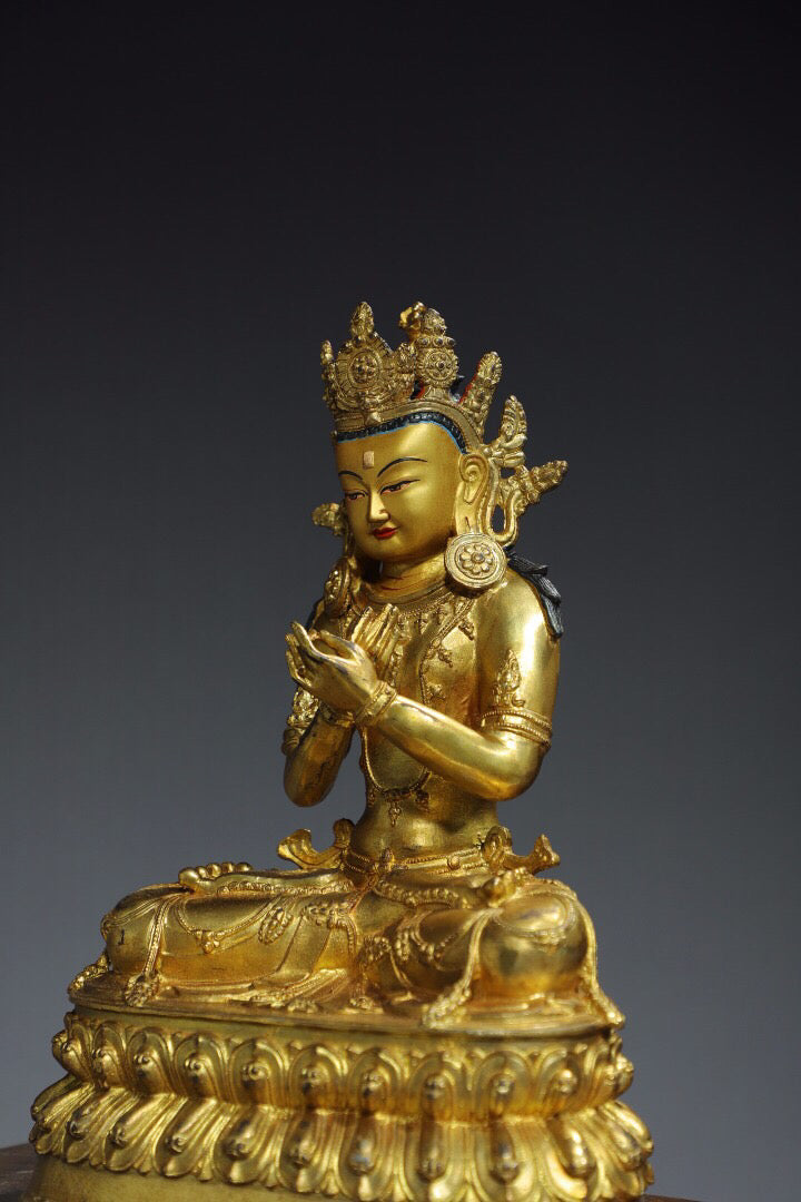 Chinese antique pure copper Buddha statue holding the Diamond Buddha