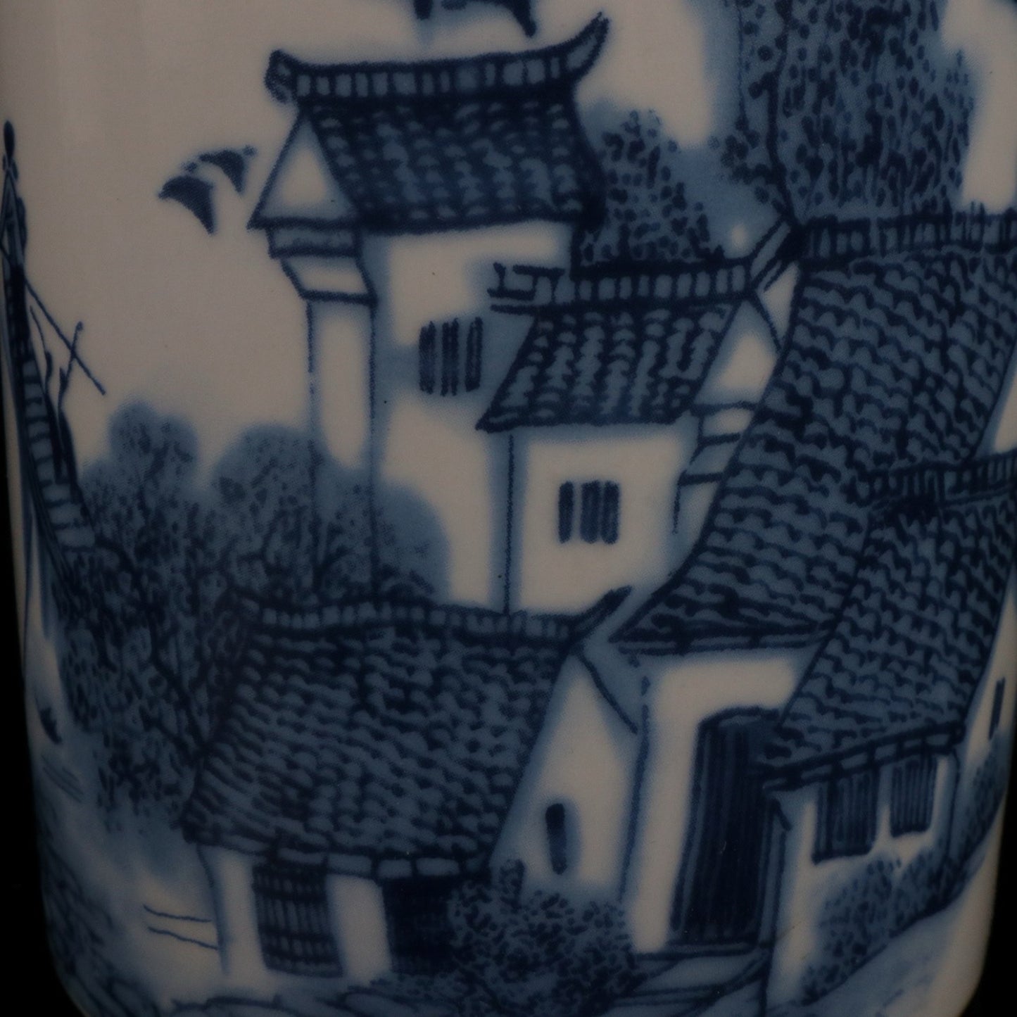 Blue and white Jiangnan water town pattern pen holder