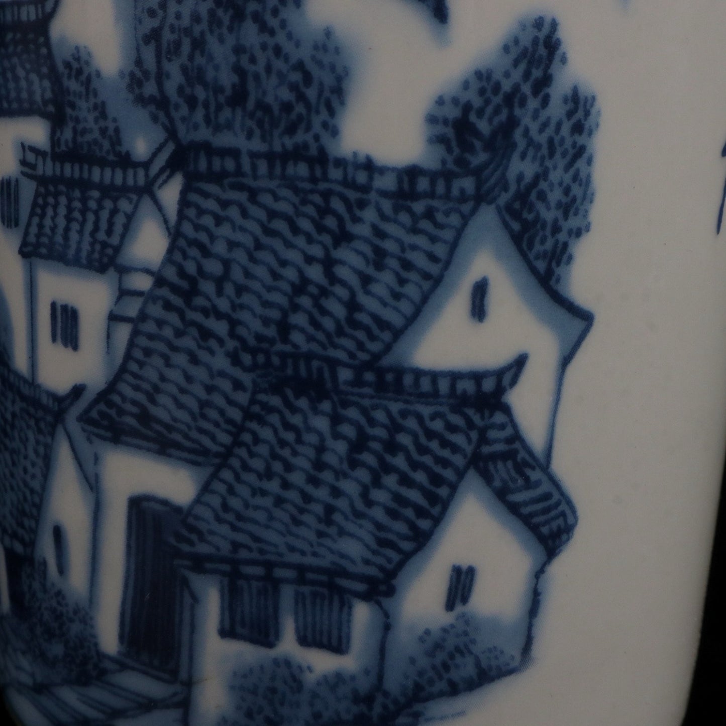 Blue and white Jiangnan water town pattern pen holder