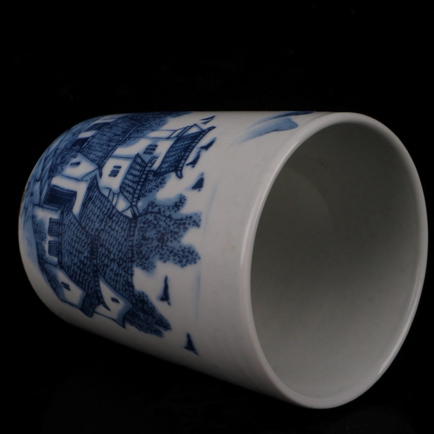 Blue and white Jiangnan water town pattern pen holder