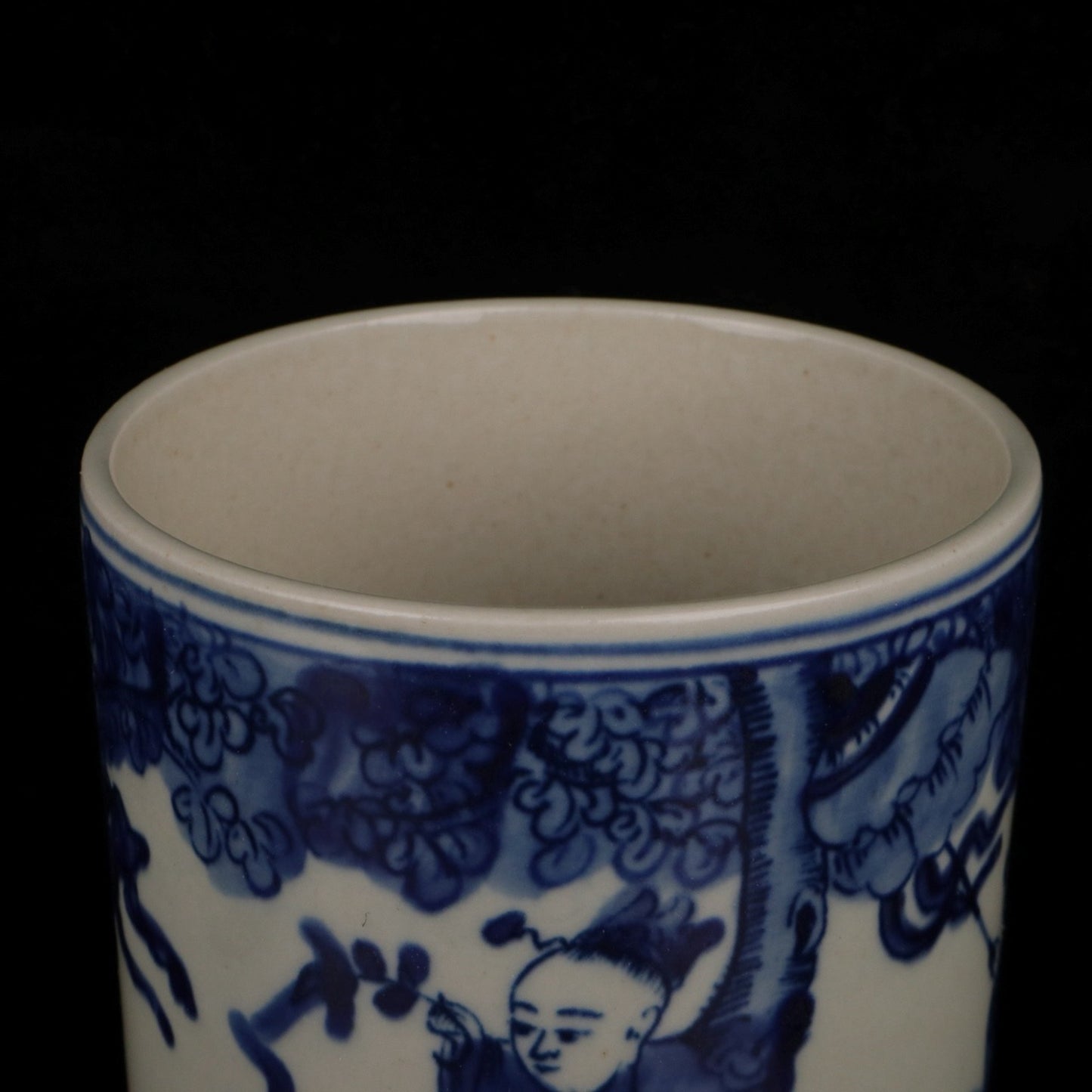 Blue and white Kirin gift pattern pen holder