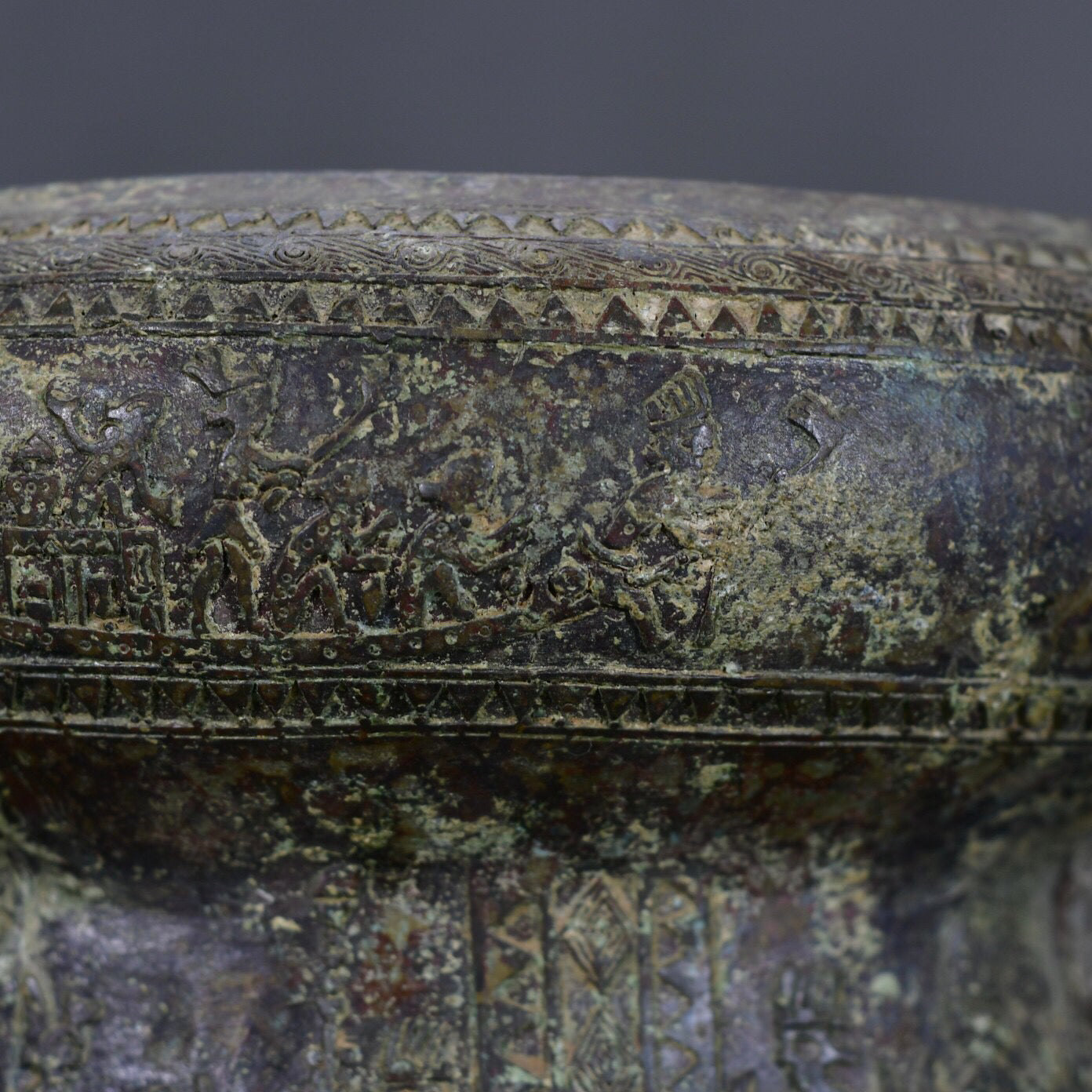 Chinese antique bronze hunting pattern drum