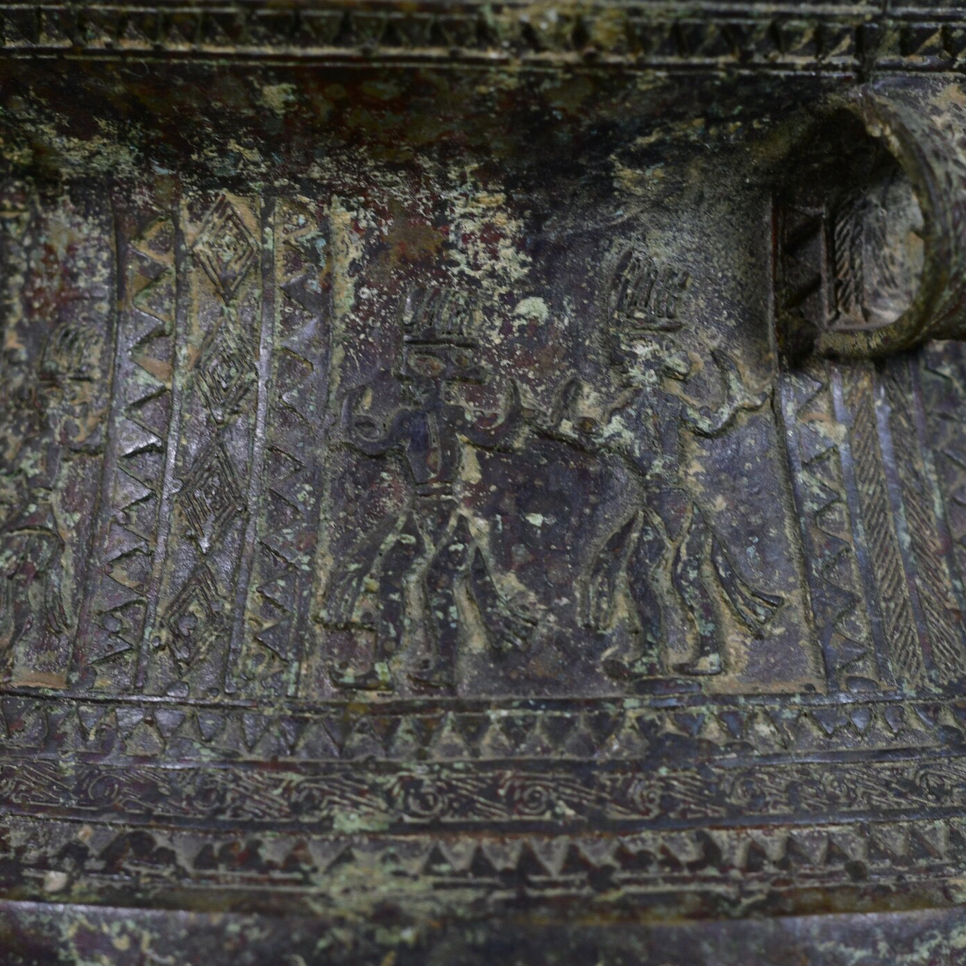 Chinese antique bronze hunting pattern drum