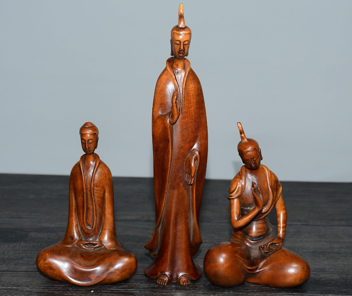 Small leaved boxwood ornament with one Buddha and two disciples