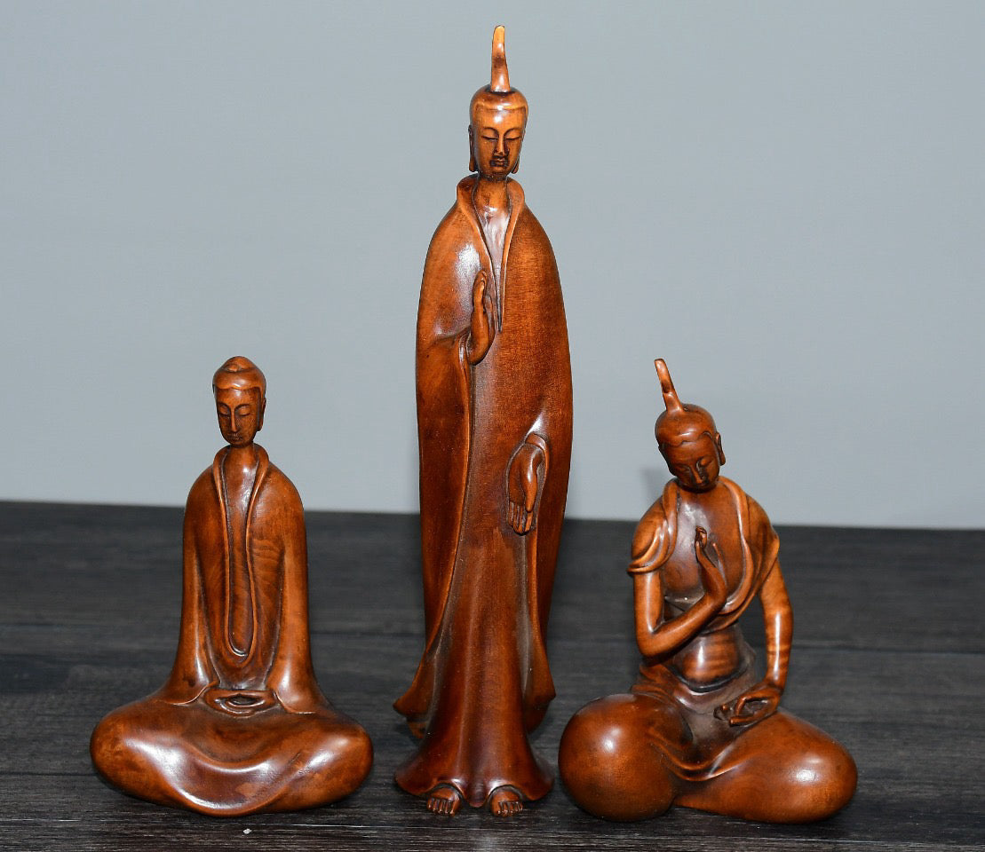 Small leaved boxwood ornament with one Buddha and two disciples