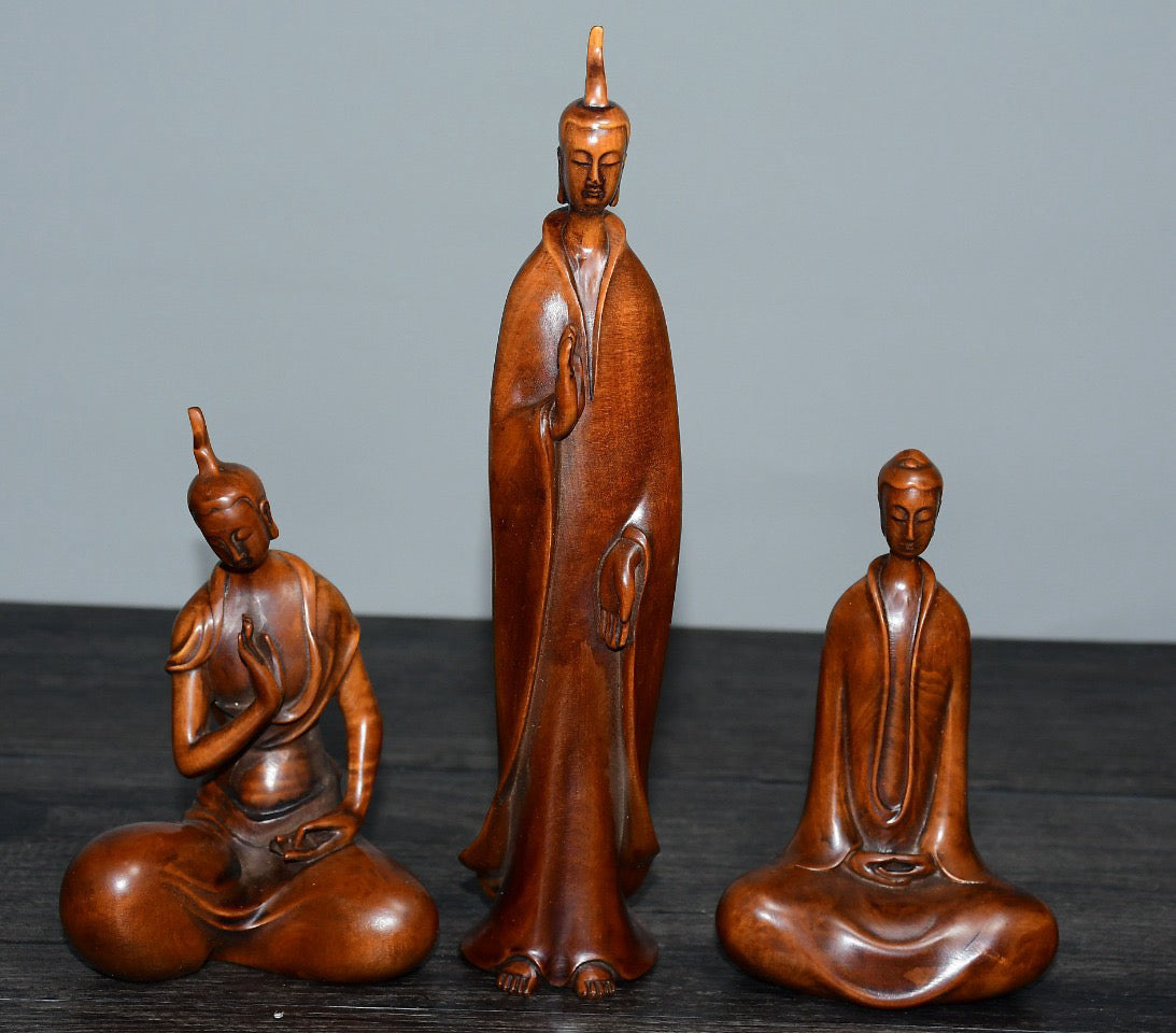 Small leaved boxwood ornament with one Buddha and two disciples