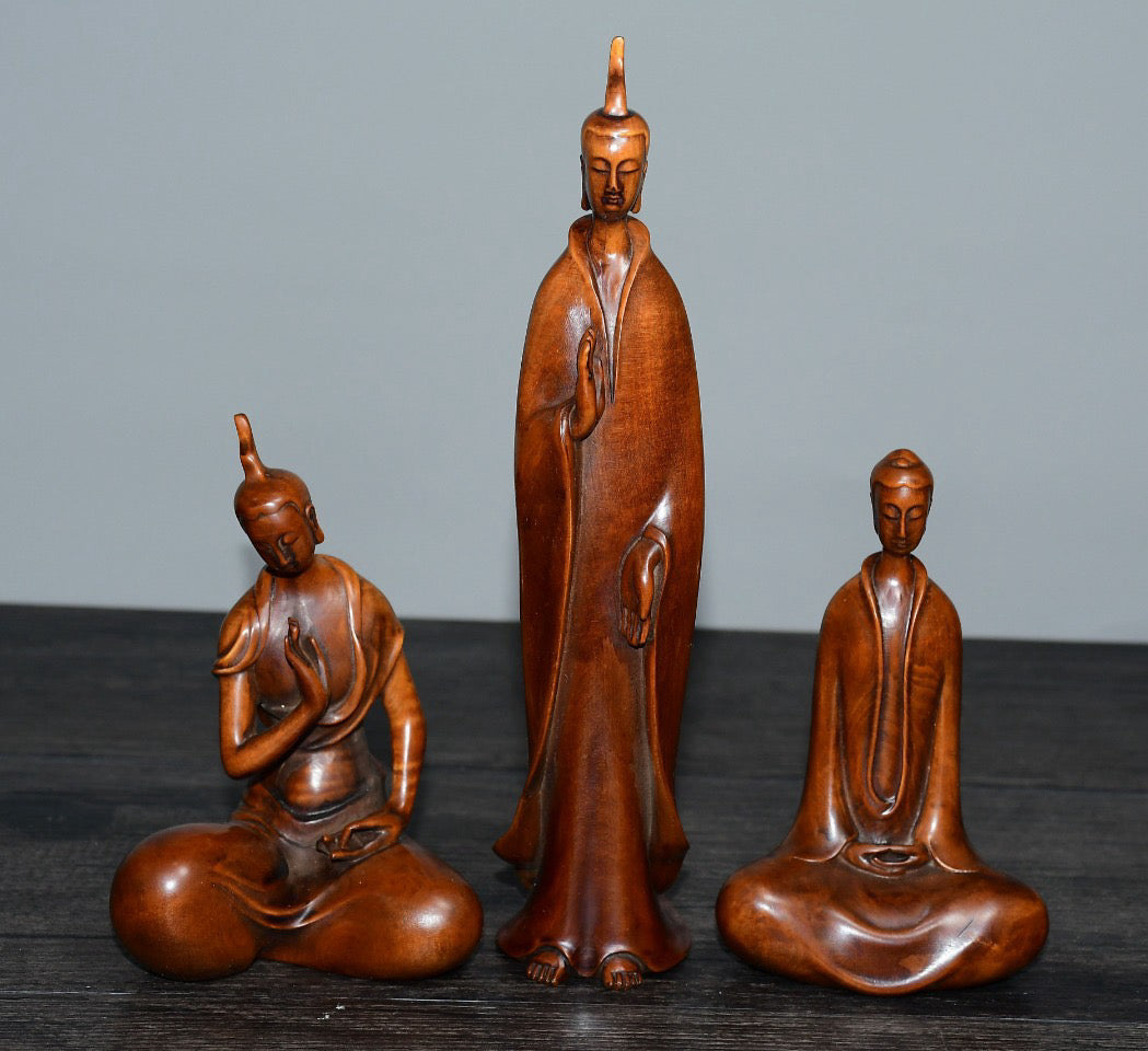 Small leaved boxwood ornament with one Buddha and two disciples