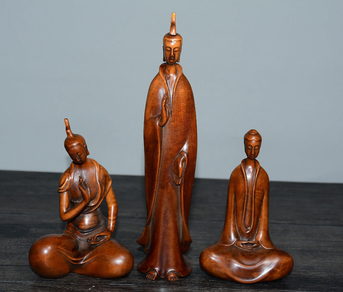 Small leaved boxwood ornament with one Buddha and two disciples