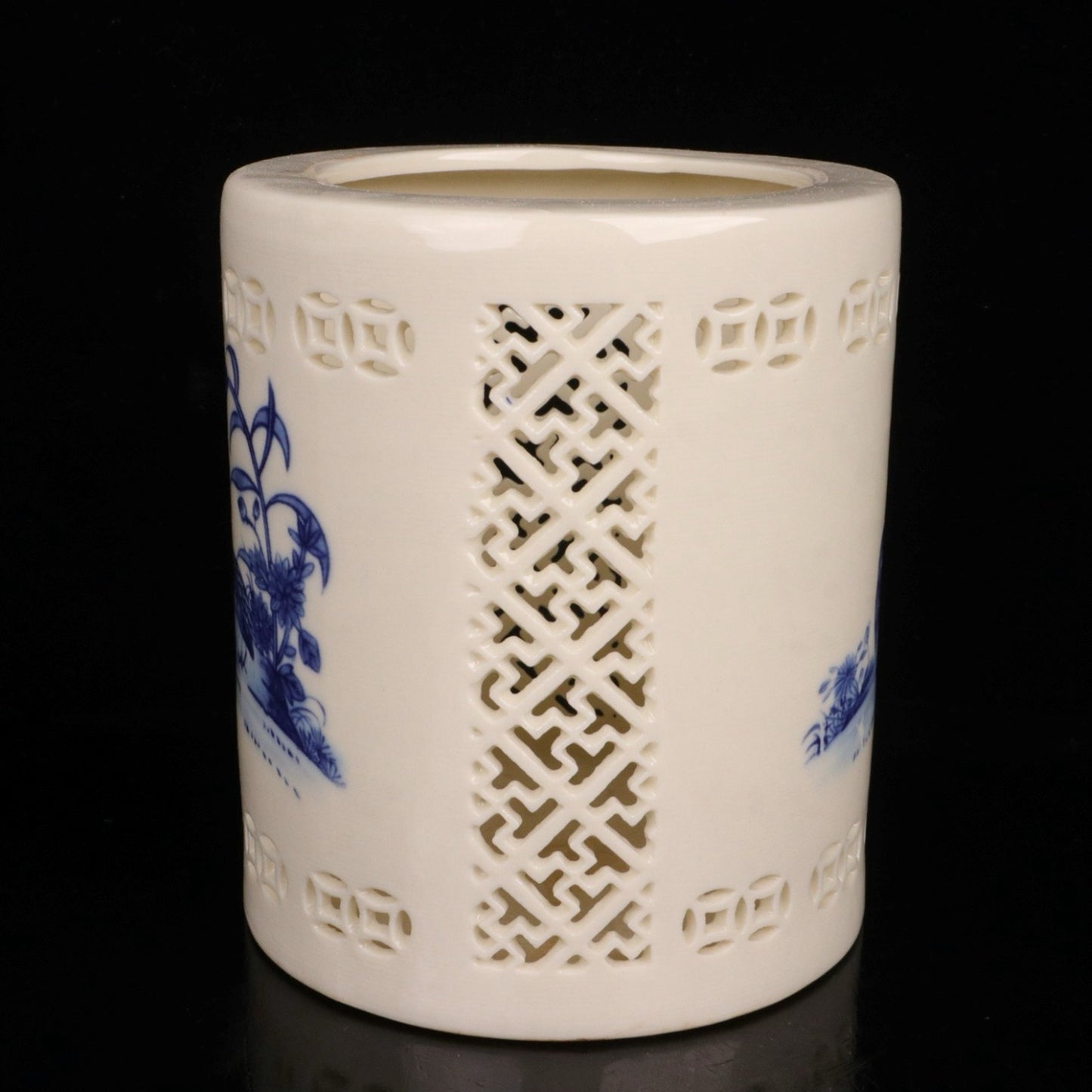Blue and white hollow flower and bird pattern pen holder