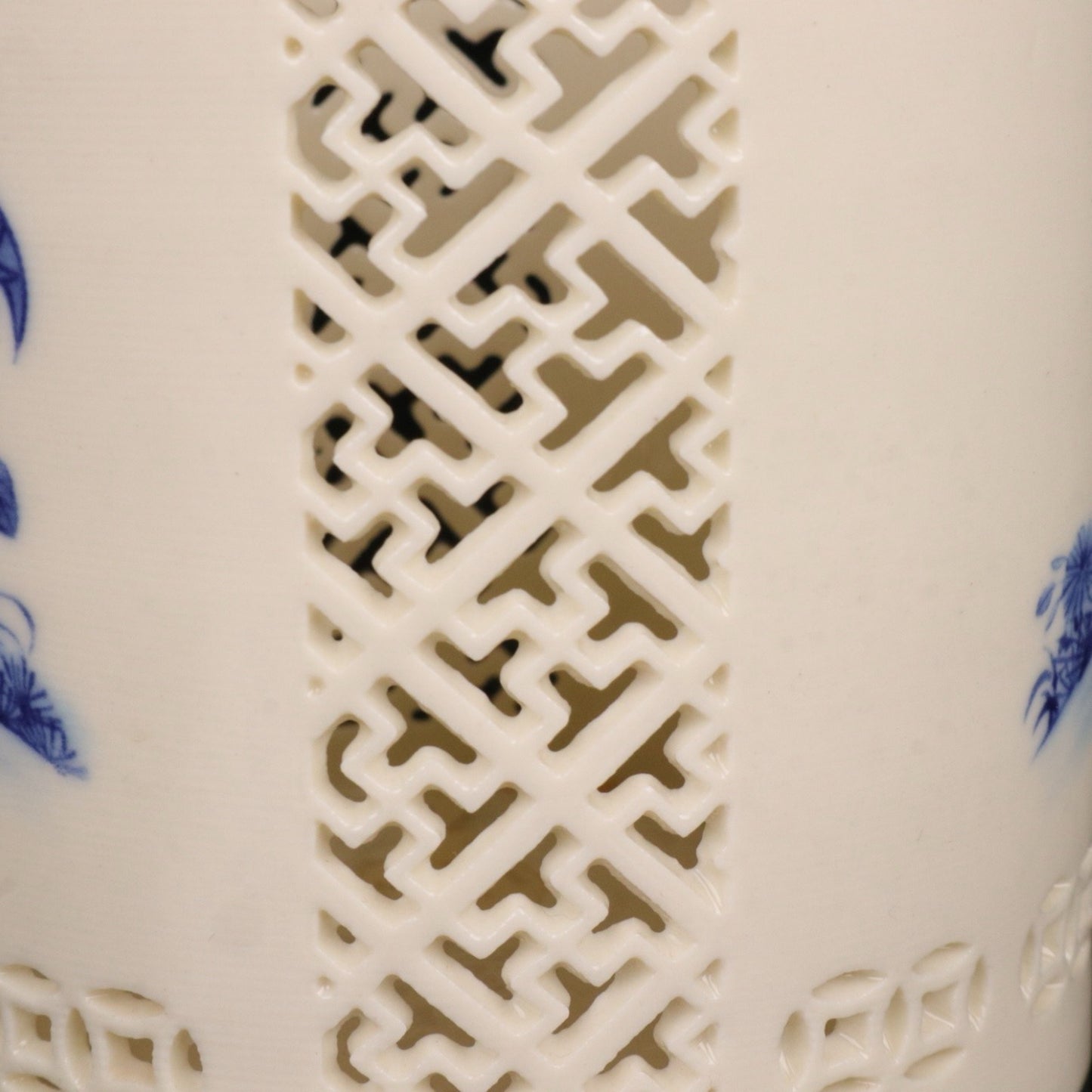 Blue and white hollow flower and bird pattern pen holder