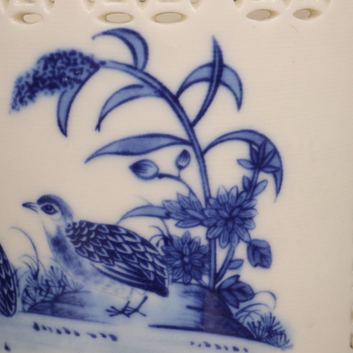 Blue and white hollow flower and bird pattern pen holder