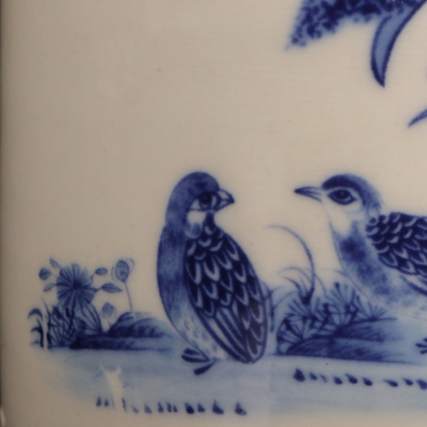 Blue and white hollow flower and bird pattern pen holder
