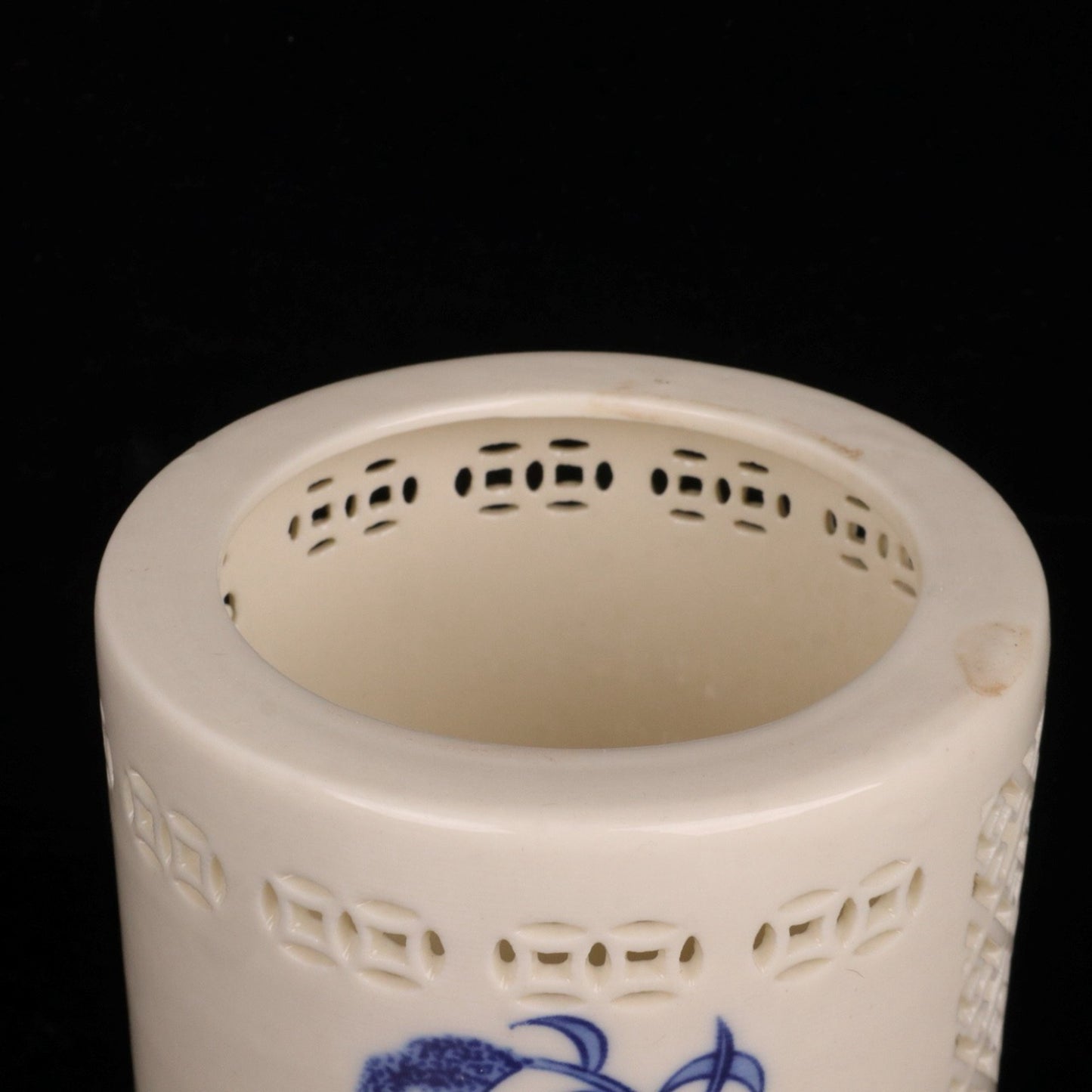 Blue and white hollow flower and bird pattern pen holder