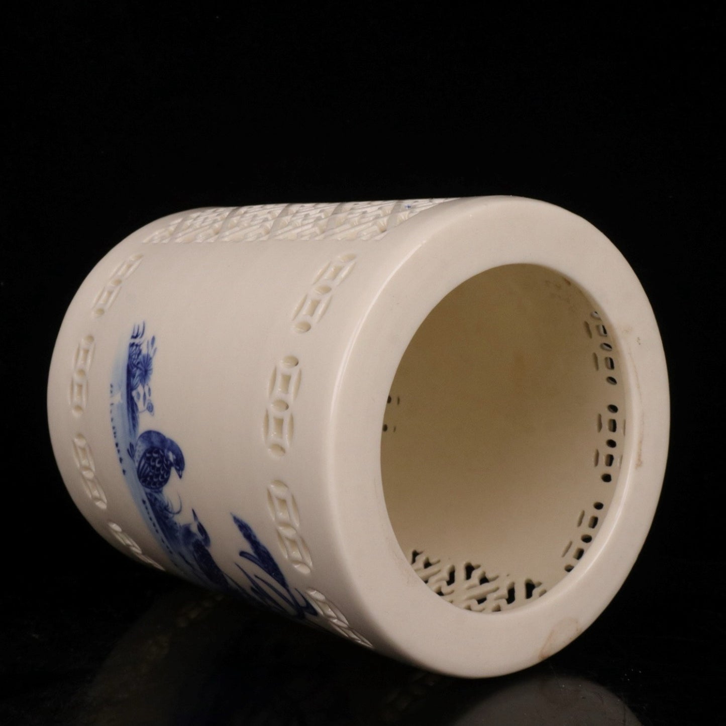 Blue and white hollow flower and bird pattern pen holder