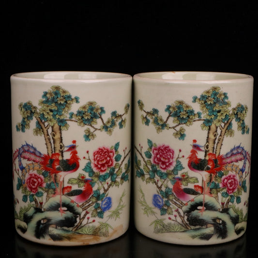 A pair of pink Xiangfeng Laiyi patterned pen holders