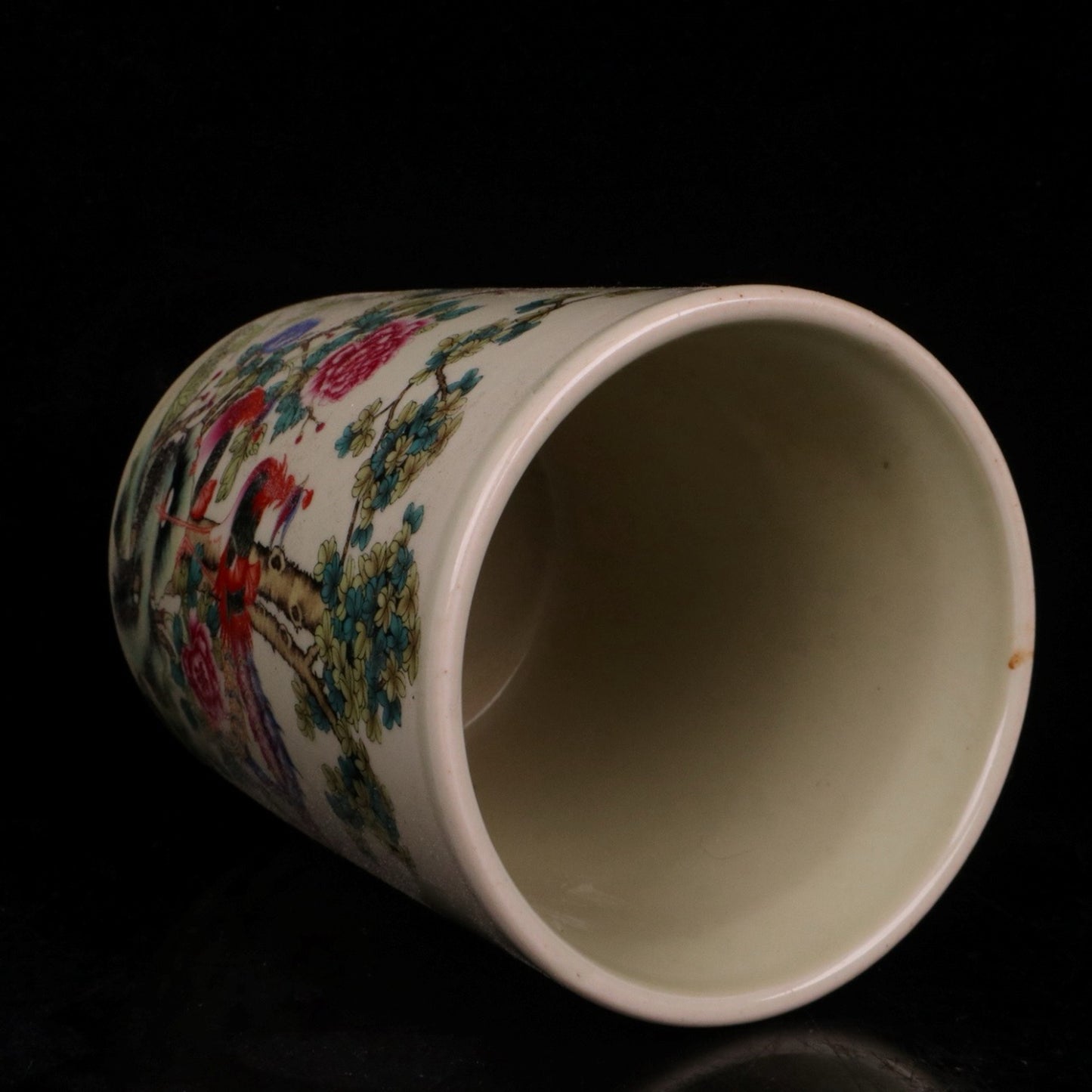 A pair of pink Xiangfeng Laiyi patterned pen holders