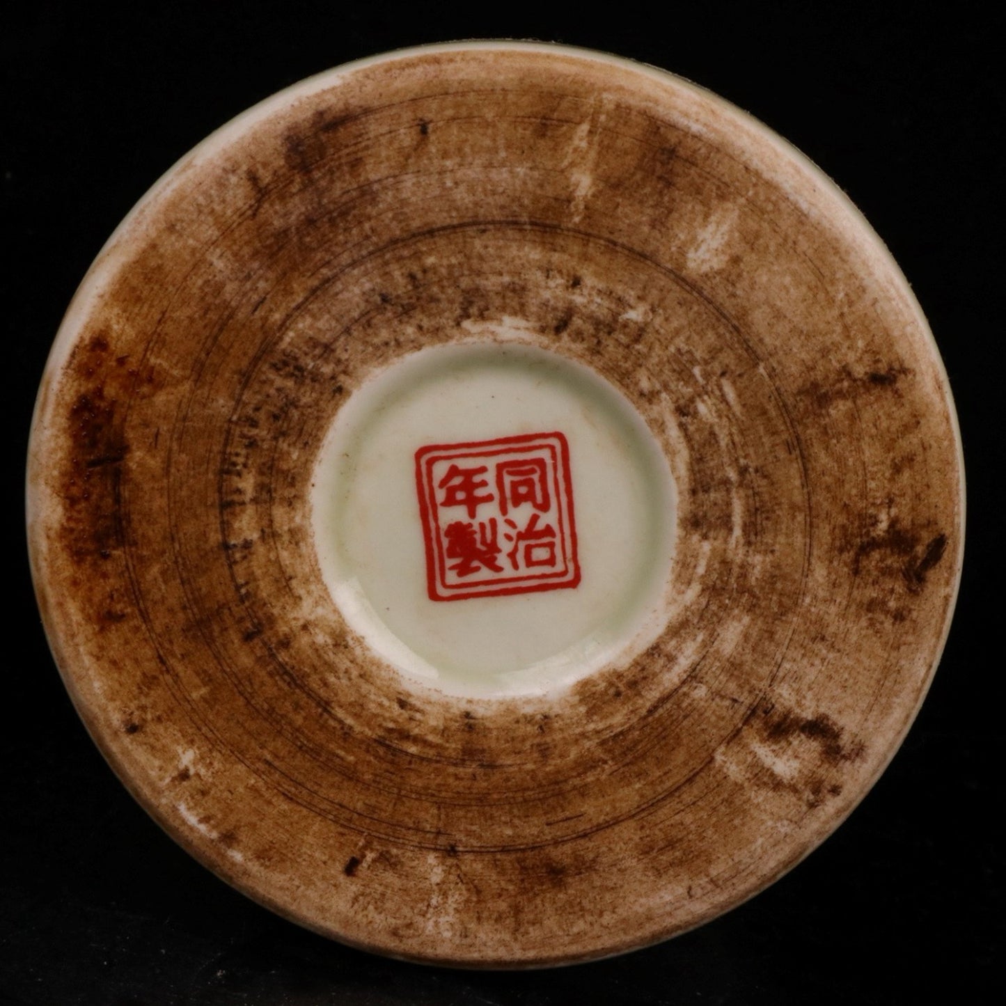 A pair of pink Xiangfeng Laiyi patterned pen holders