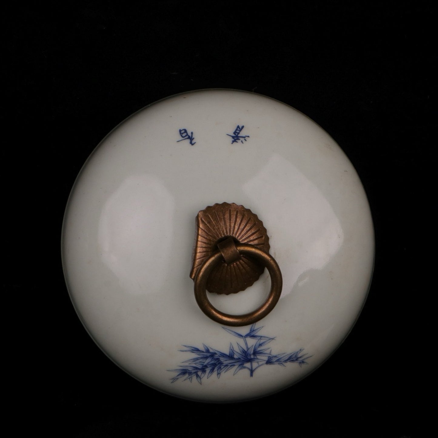 Blue and white withered in autumn, small ginseng jar with landscape patterns