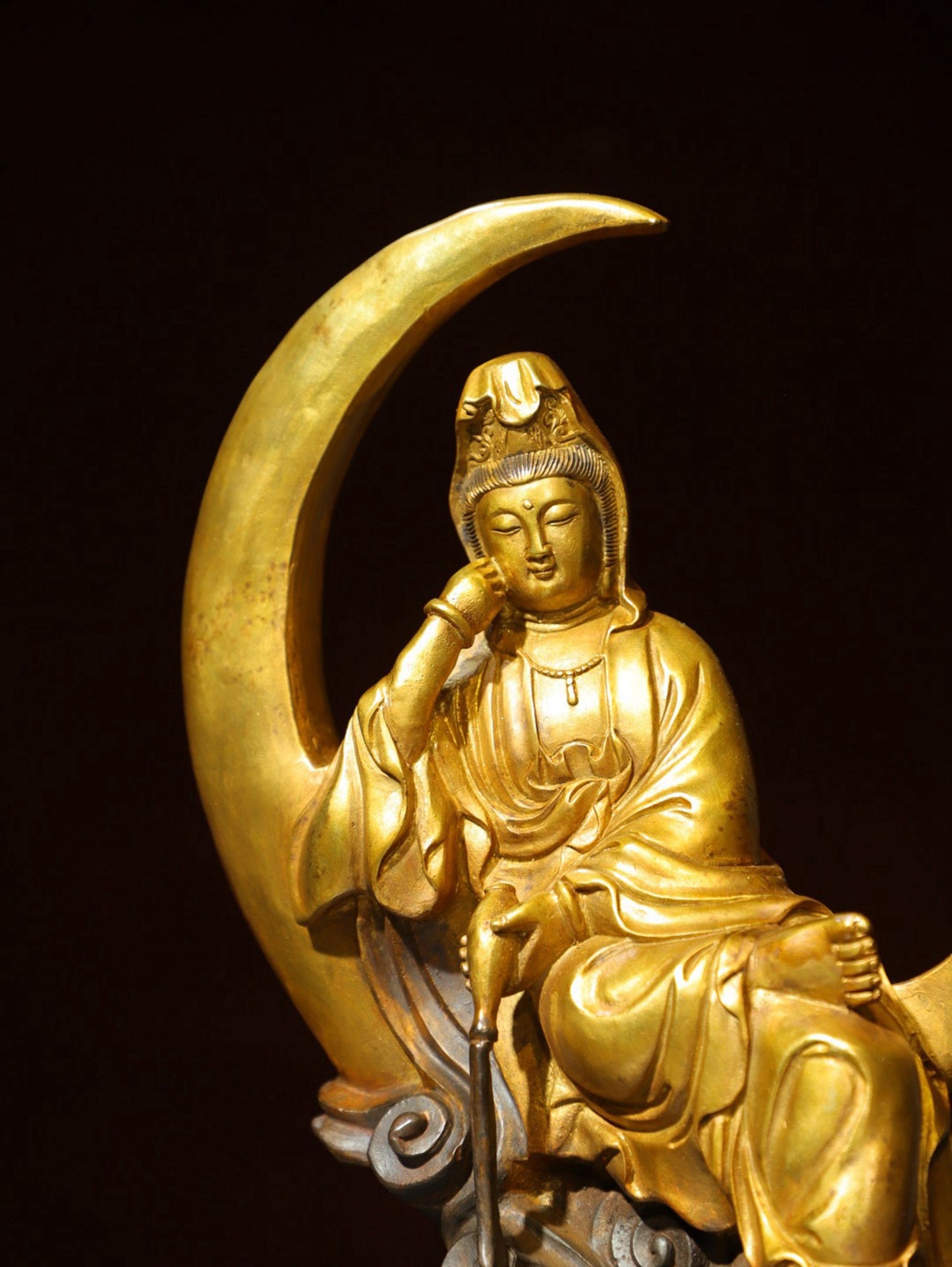 Bronze gilded [Moon Guanyin] Buddha statue