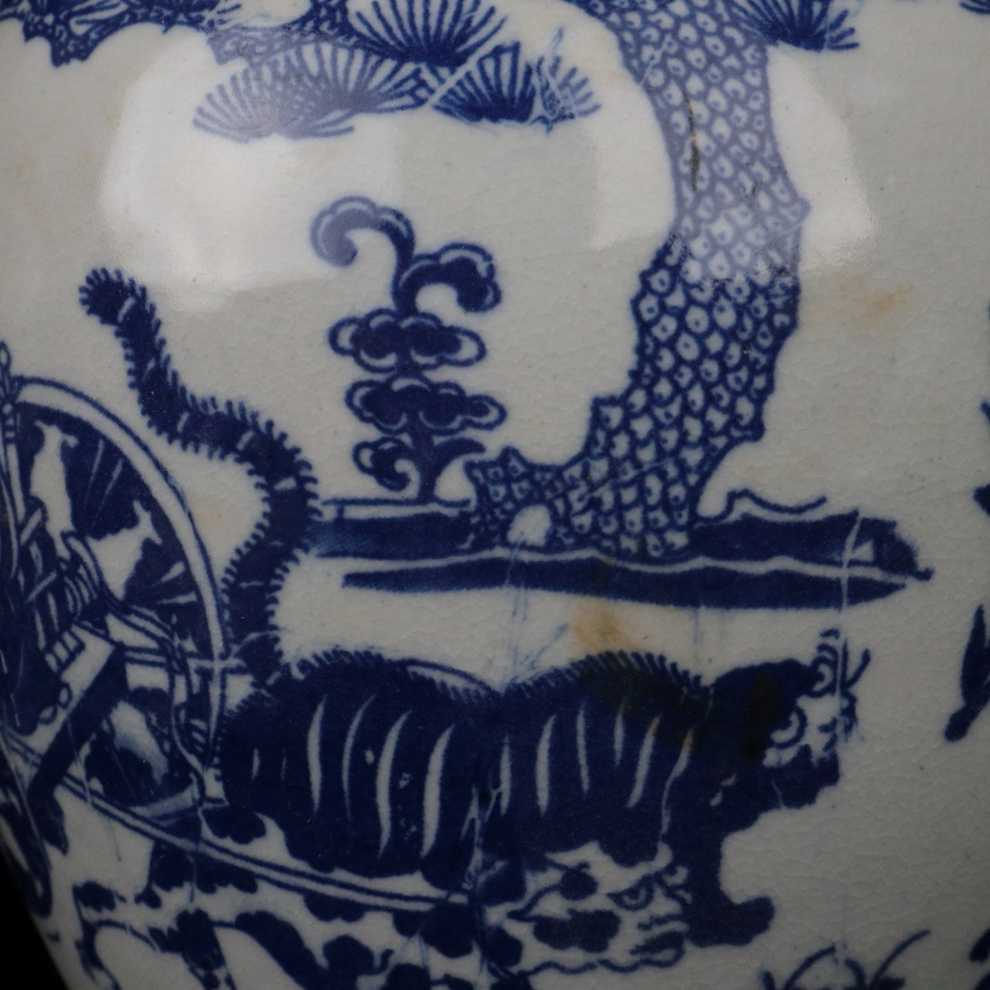 Blue and White Ghost Valley Descending Mountain Pattern Treasure Pearl Altar