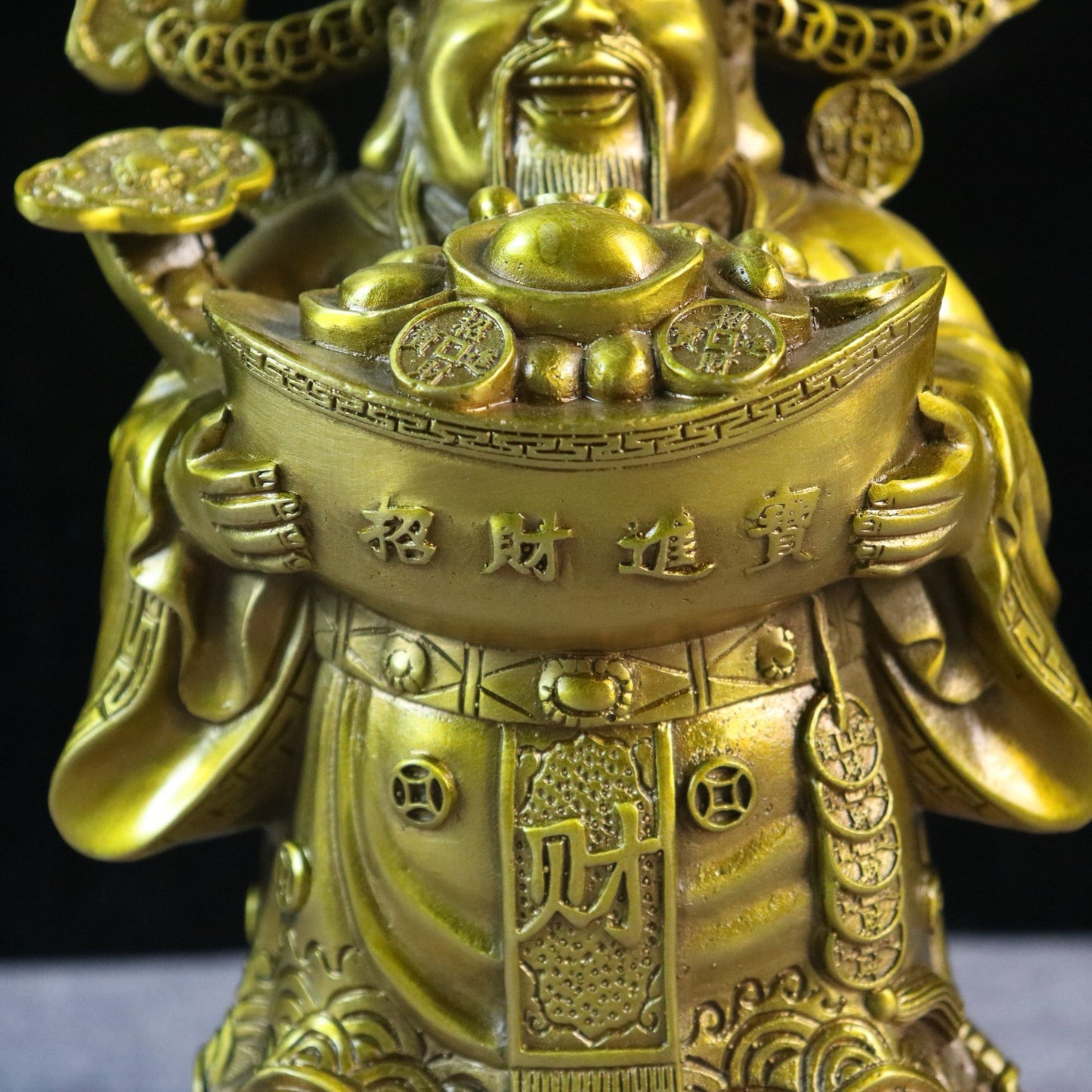 Statue of the God of Wealth Bringing Wealth into the Treasure Gathering Basin