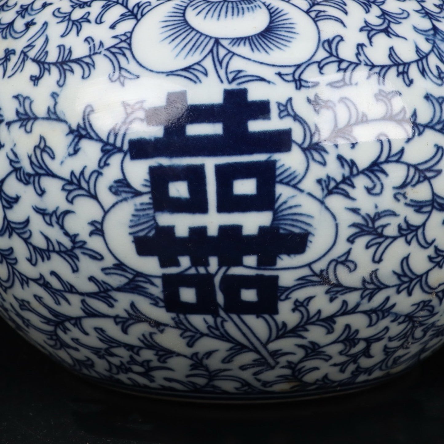 Blue and white happy character big belly lid jar