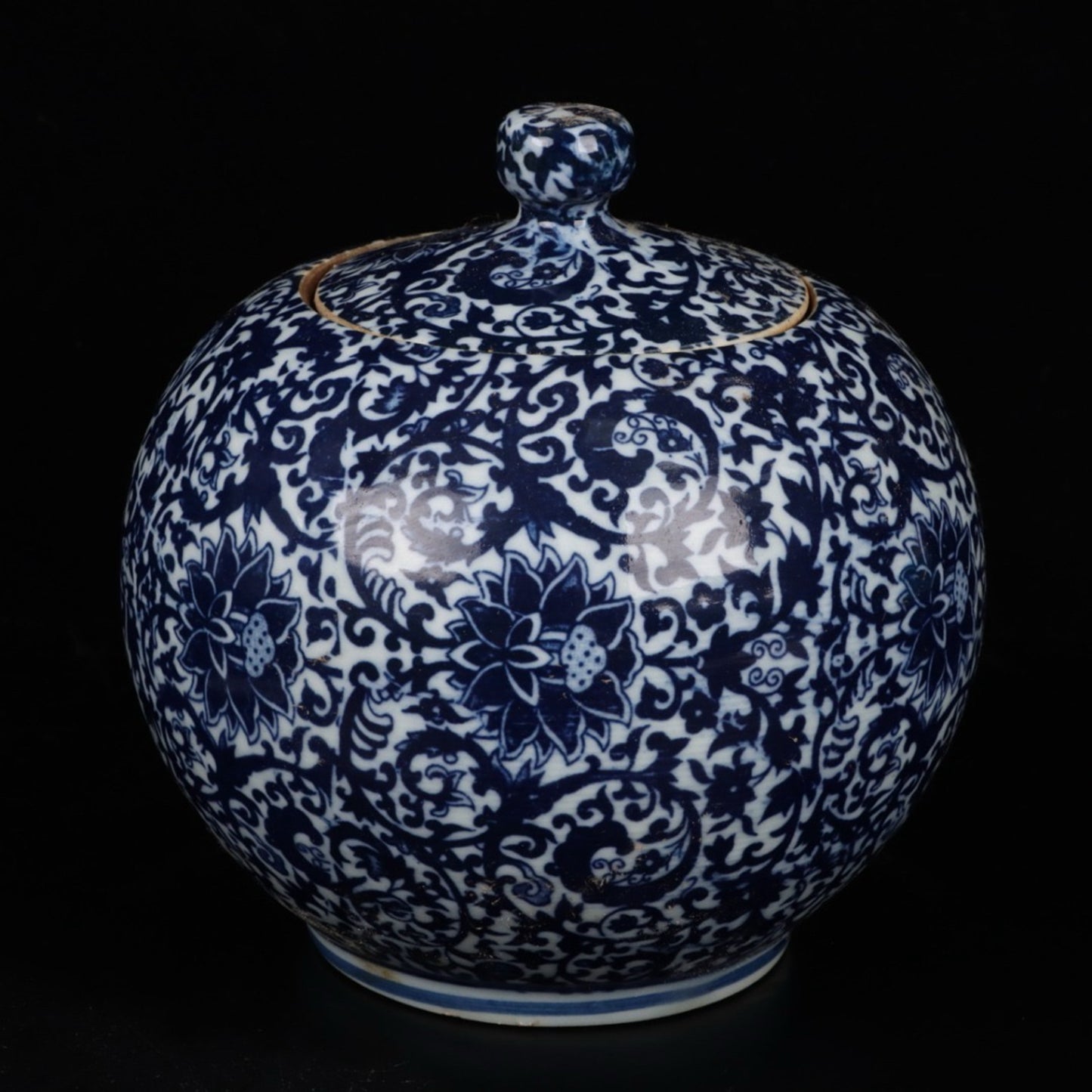 Blue and white poplar lotus patterned apple lid jar