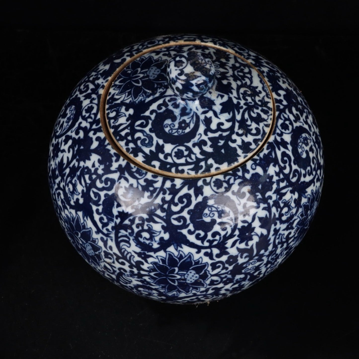 Blue and white poplar lotus patterned apple lid jar