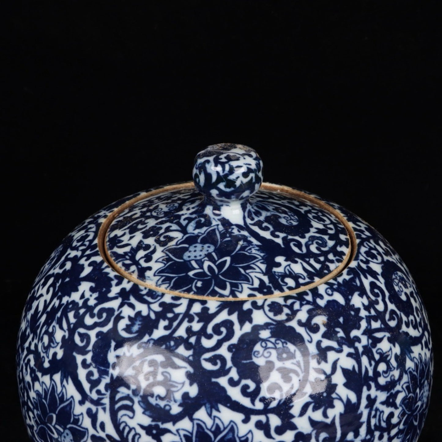 Blue and white poplar lotus patterned apple lid jar
