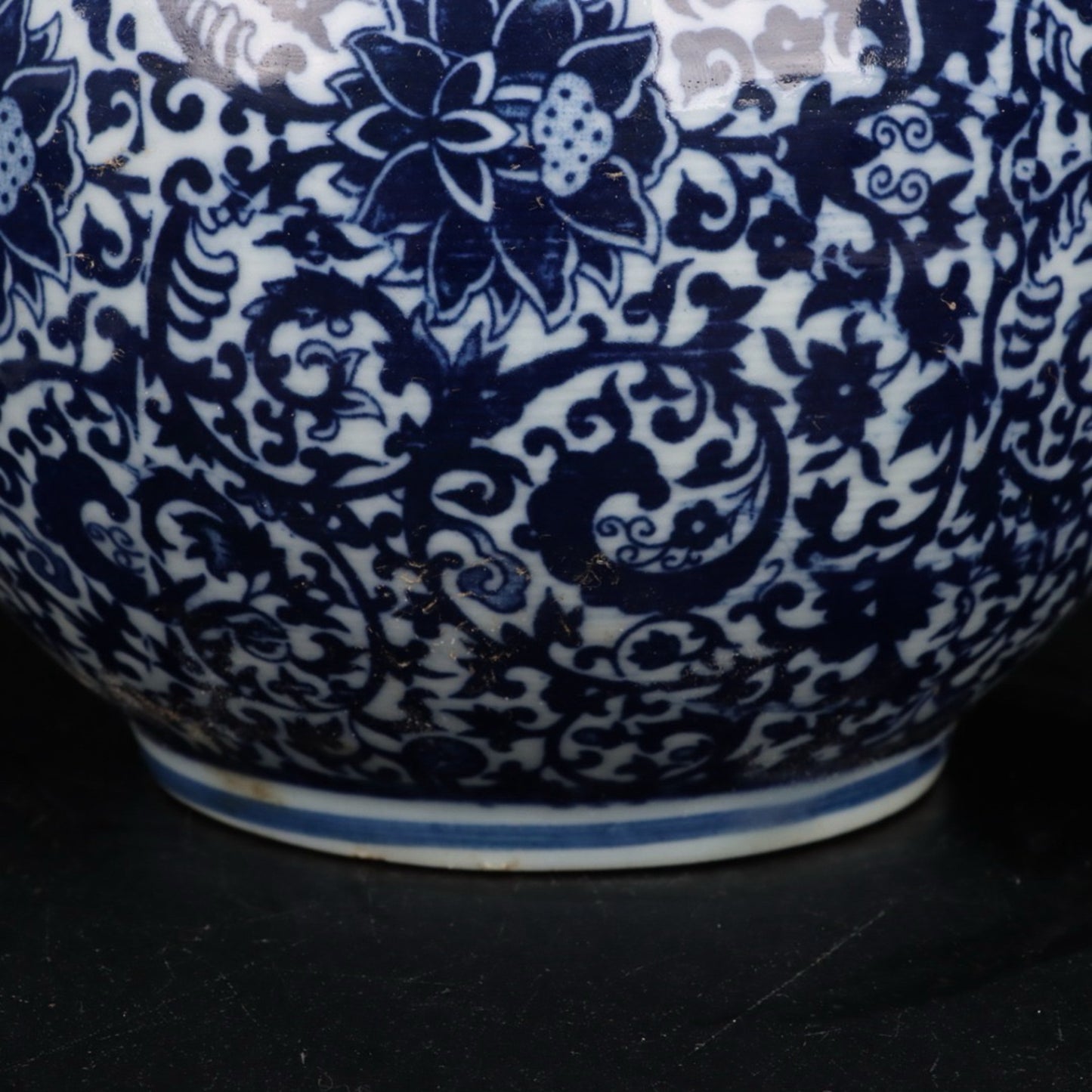 Blue and white poplar lotus patterned apple lid jar