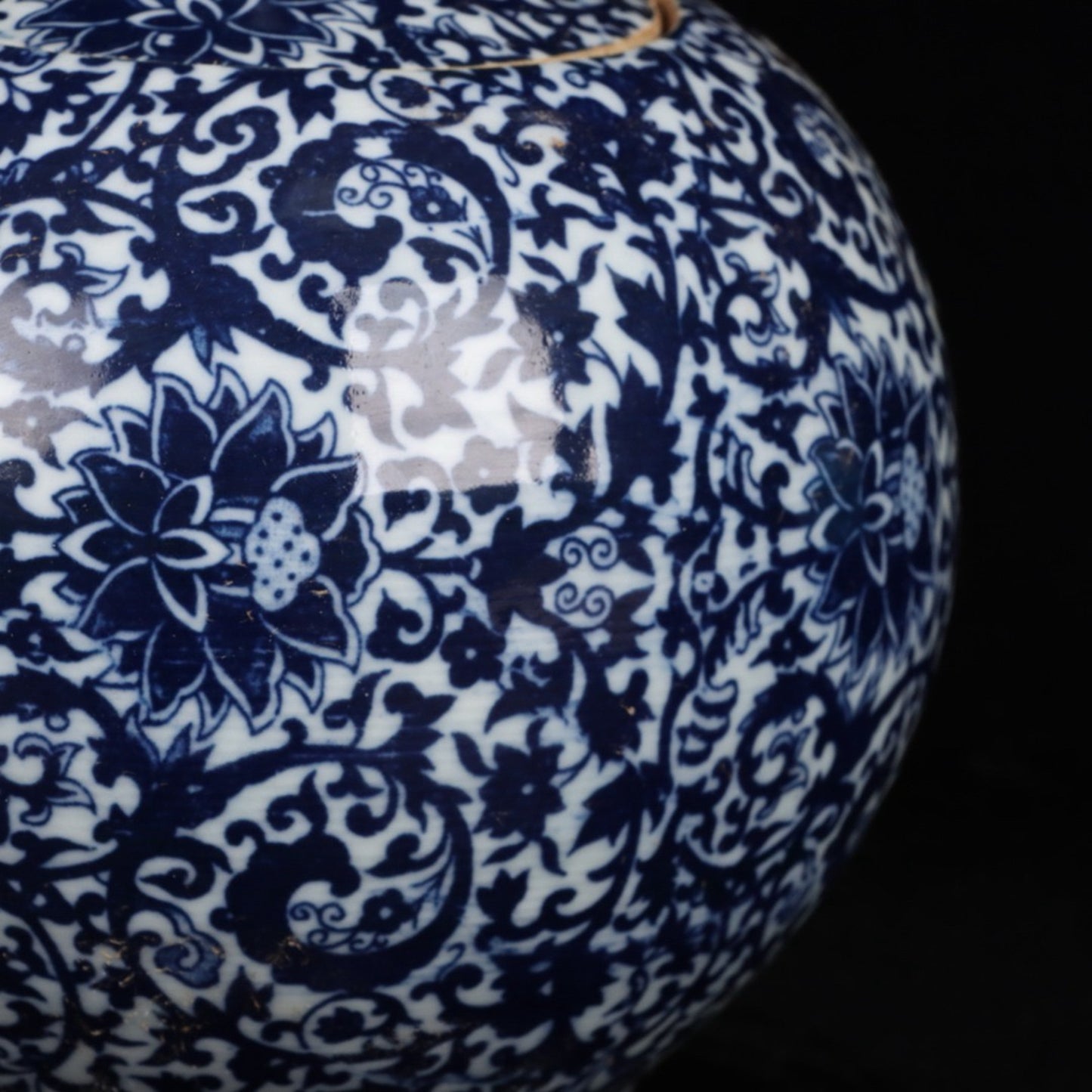 Blue and white poplar lotus patterned apple lid jar