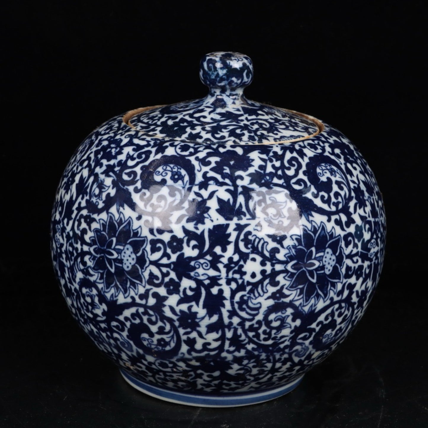 Blue and white poplar lotus patterned apple lid jar