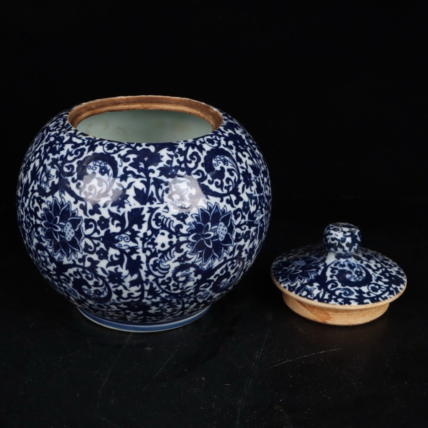 Blue and white poplar lotus patterned apple lid jar