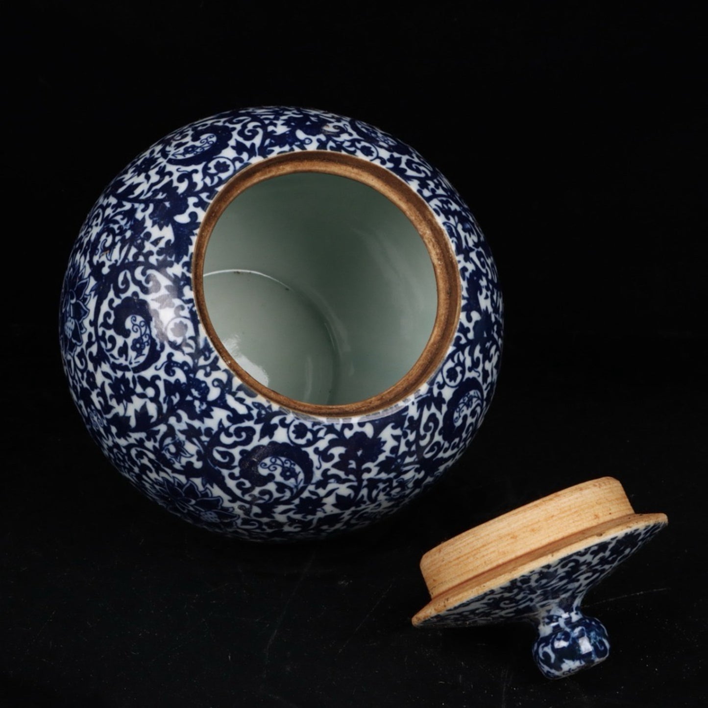 Blue and white poplar lotus patterned apple lid jar