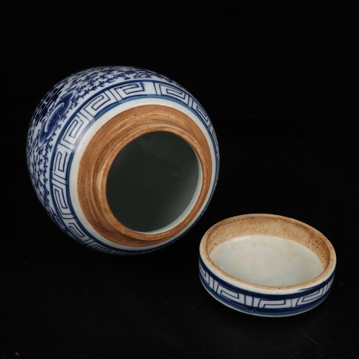 Blue and white happiness shaped lid jar