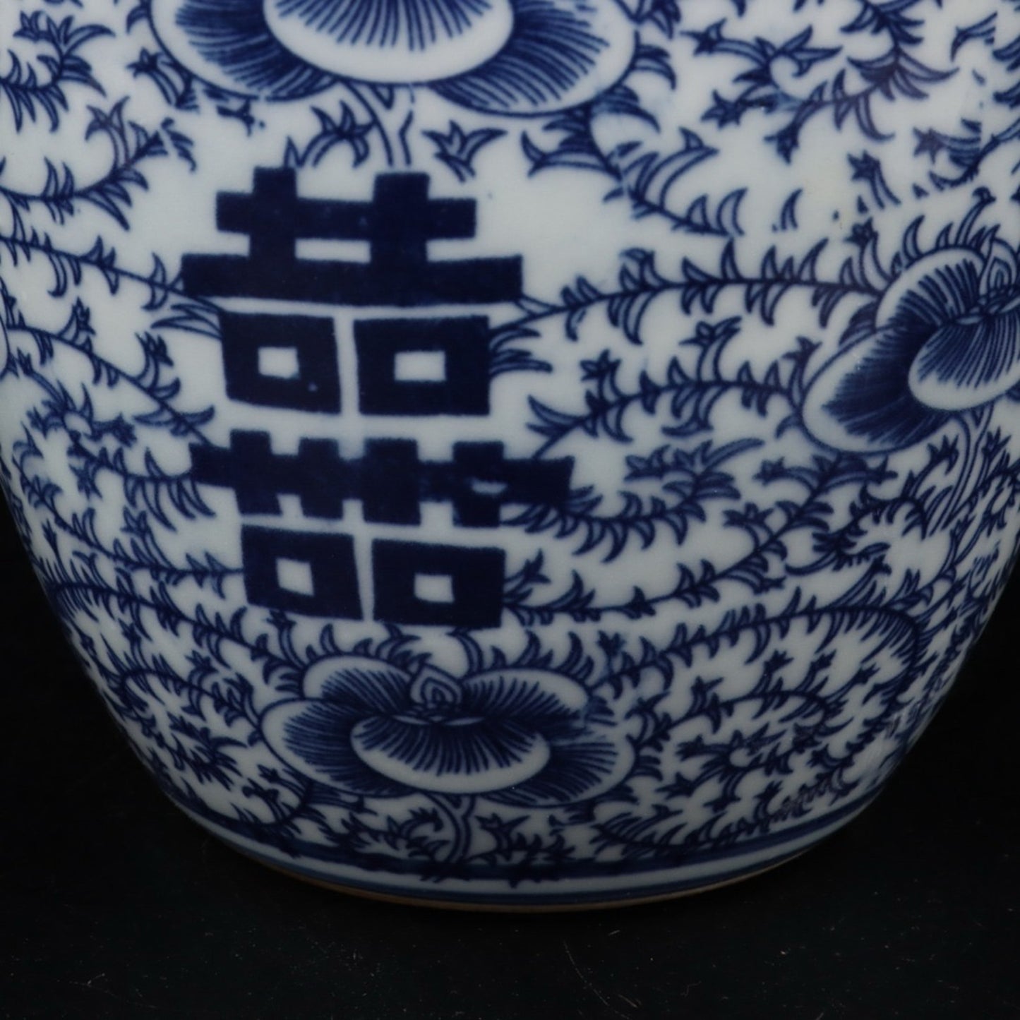 Blue and white happiness shaped lid jar